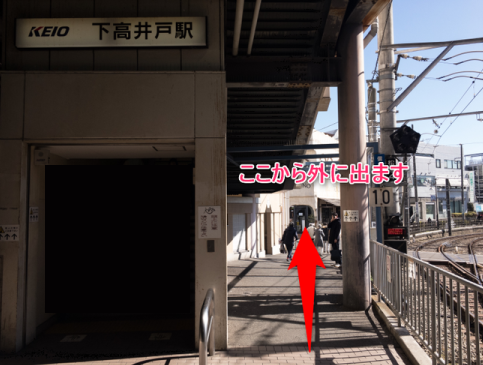東急世田谷線から見た、駅を出る小道